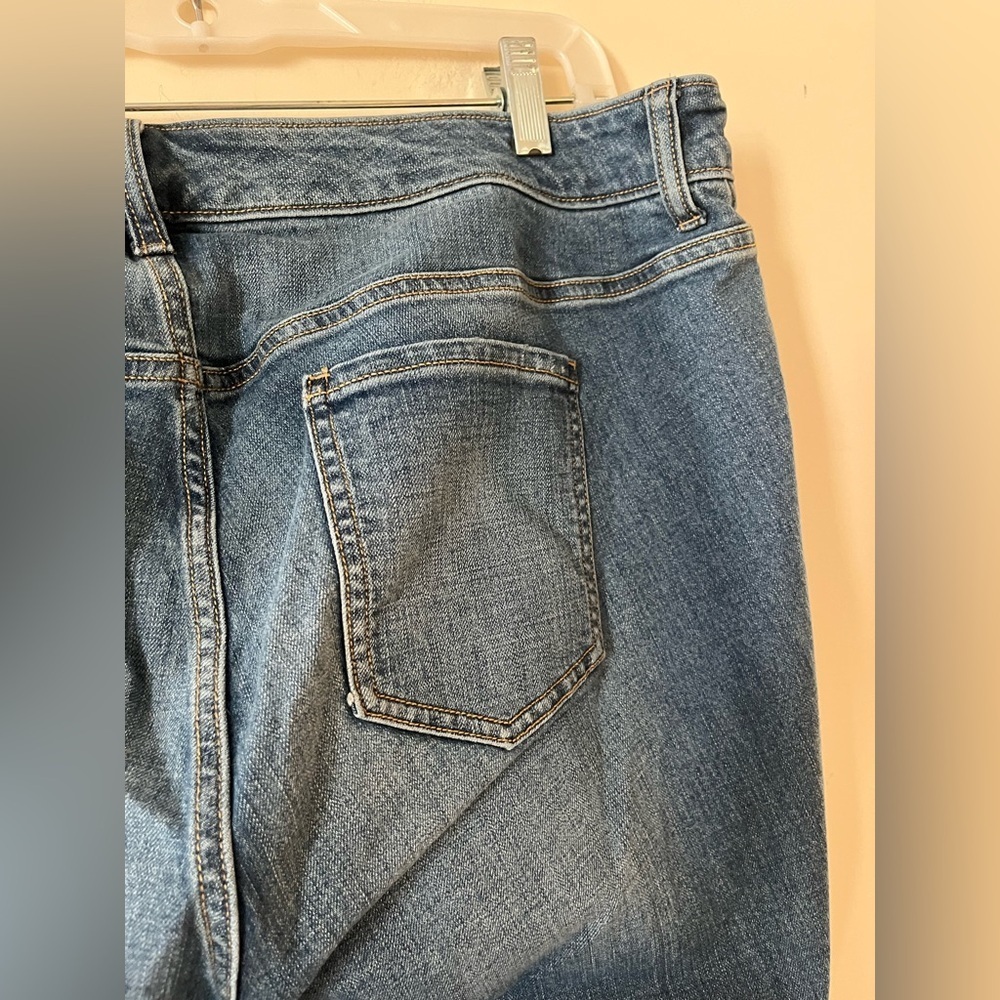 Old Navy Boyfriend Skinny Distressed Medium Wash Jeans Women’s Size 18 - Picture 2 of 13